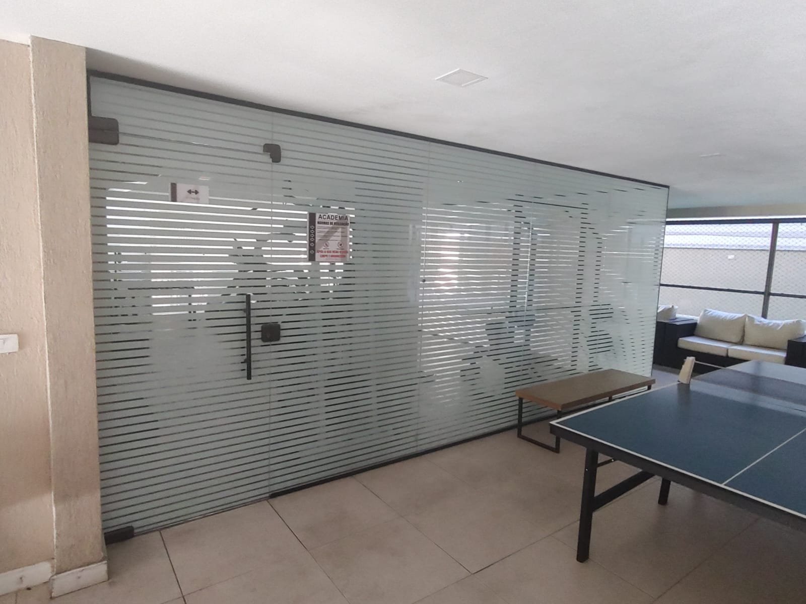 Película decorativa com recorte aplicada em vidro de ambiente comercial
