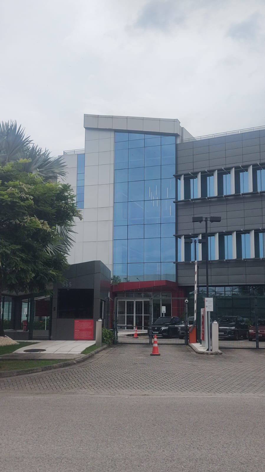 Prédio comercial com janelas escurecidas por película de controle solar