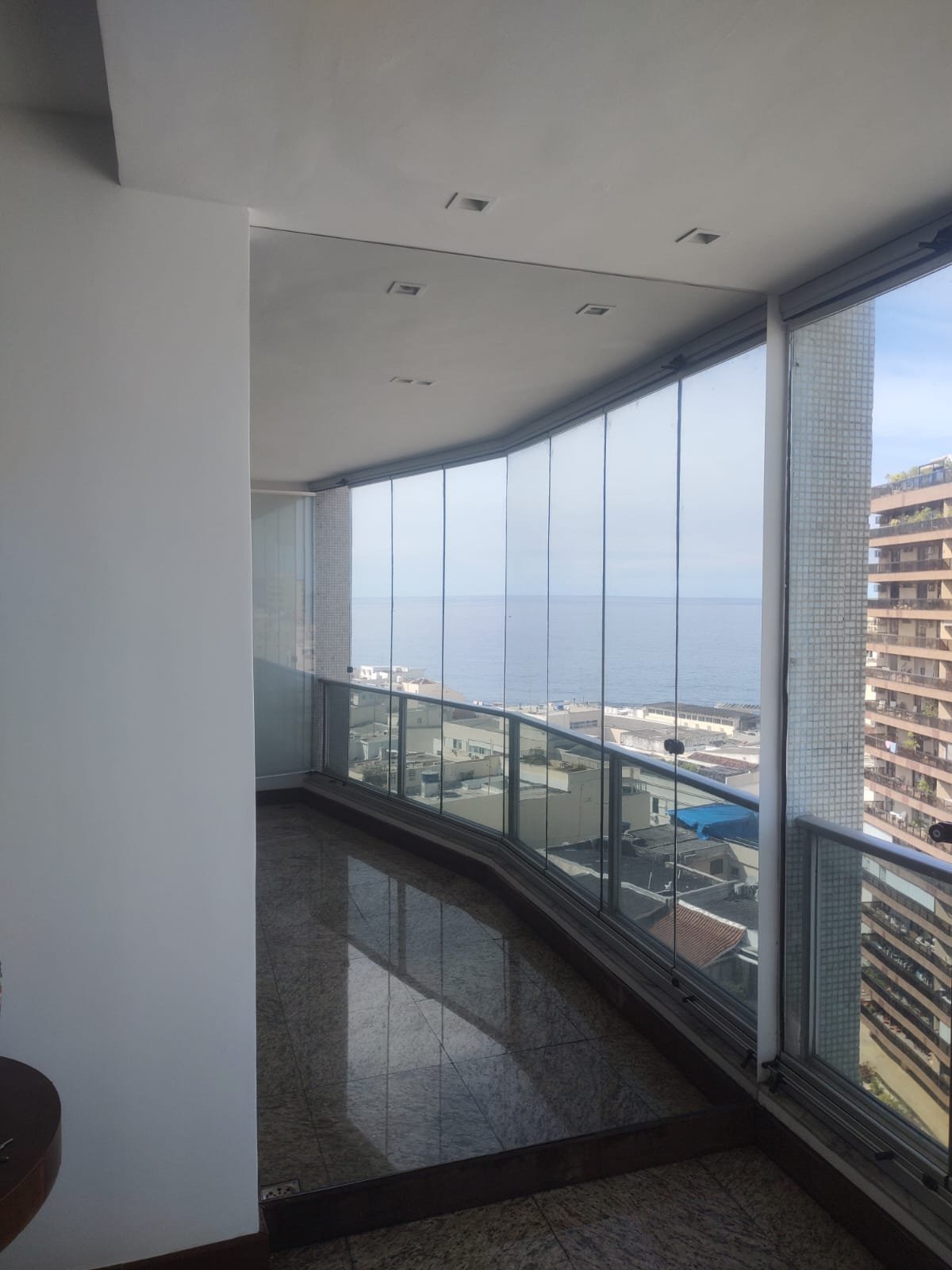 Insulfilm instalado em janelas de varanda de apartamento com vista para o mar