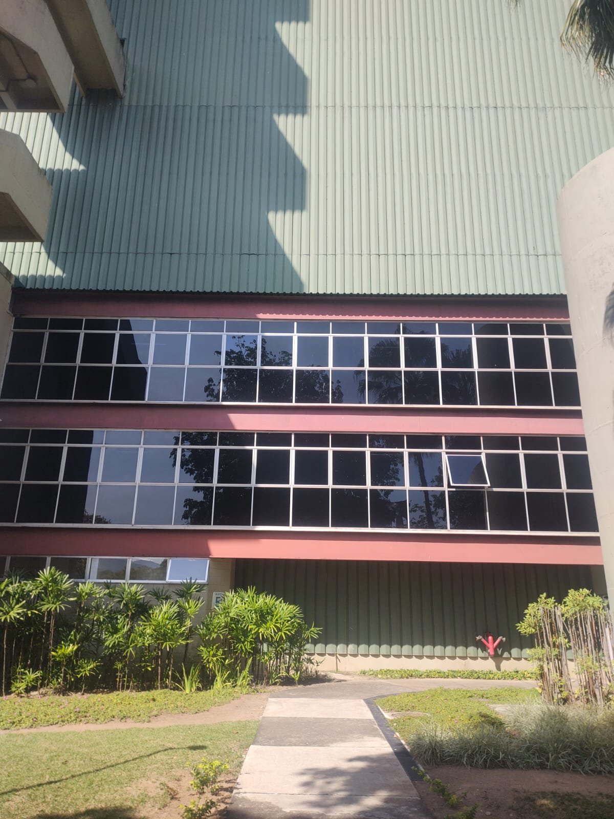 Fachada de edifício de vários andares com película refletiva aplicada nos vidros